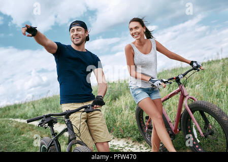 Fat bike auch fatbike oder Fat Tire Bike im Sommer fahren Stockfoto