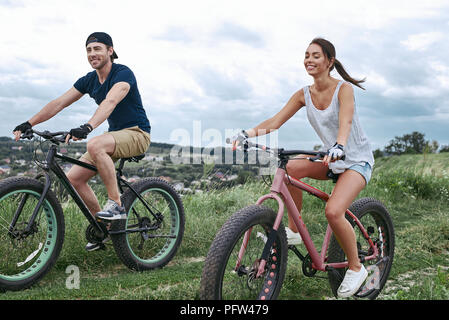 Fat bike auch fatbike oder Fat Tire Bike im Sommer fahren Stockfoto