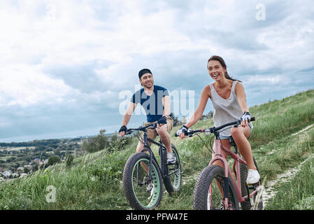 Fat bike auch fatbike oder Fat Tire Bike im Sommer fahren Stockfoto