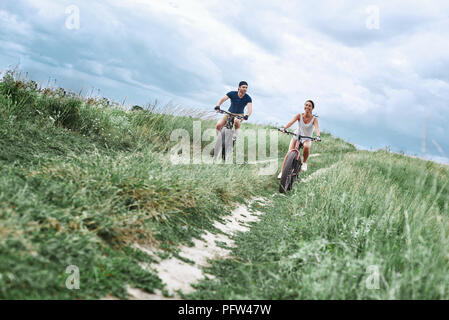 Fat bike auch fatbike oder Fat Tire Bike im Sommer fahren Stockfoto