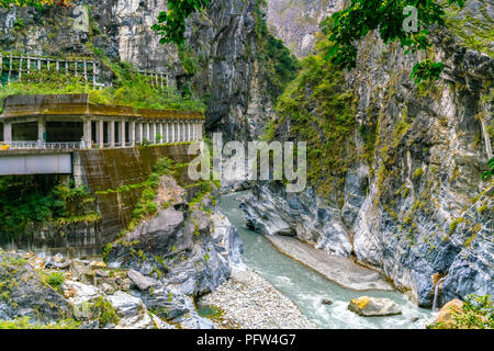 Blick auf den Fluss und den Tunnel in Taroko Gorge National Park Hualien in Taiwan Stockfoto