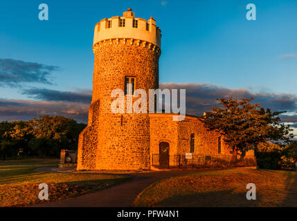 Die Clifton Sternwarte bei Sonnenuntergang unter blauem Himmel mit grauen Wolken in Rollen. Stockfoto