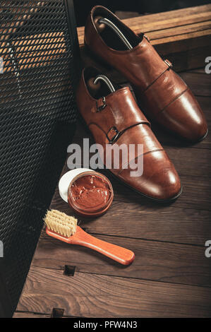 Vertikale Fotos von männlichen Mönch Schuhe und braun Schuhcreme Stockfoto