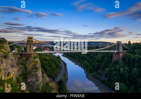 Blick auf Wolken über die Clifton Suspension Bridge bei Sonnenuntergang verschieben Stockfoto