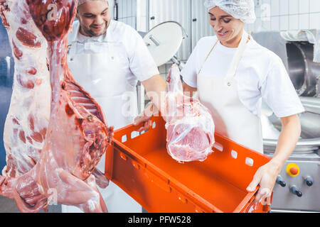 Team von Metzger arbeiten mit Fleisch Metzgerei Stockfoto