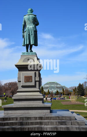 Johann Christoph Friedrich von Schiller Denkmal, im Jahr 1886 installiert, mit Blick auf den angelegten Garten und Lincoln Park Conservatory in Chicago. Stockfoto