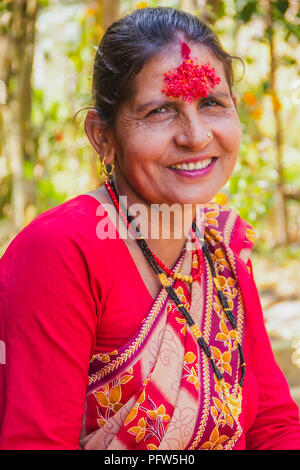 Gorkha, Nepal - Sep 30,2017: Portrait eines glücklichen Nepali Frau nach Erhalt Tika an dashain Festival im Dorf von Nepal. Stockfoto