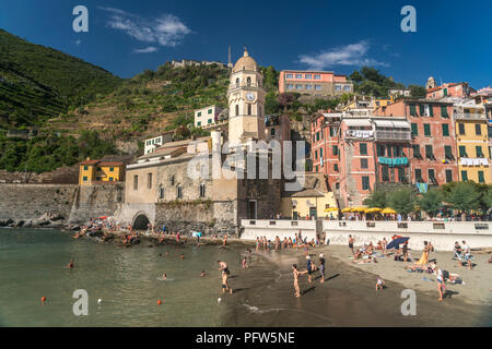 Am Strand in Vernazza, Cinque Terrei, Riviera di Levante, Ferienwohnungen Ligurien, Ferienhäuser Ligurien, Ferienwohnung Ligurien, Italien | Am Strand in Vernazza, Cinque Terre, Riviera di Levante, Ligurien, Stockfoto