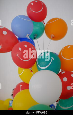 Süßigkeiten, bunten Luftballons und alles über einem Kindergeburtstag Stockfoto