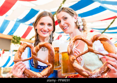 Freunde an den Bayerischen Messe mit riesigen BREZELN Stockfoto