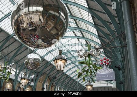 Dekorative Kugeln und Blumensträuße an der Decke der Neuen Covent Garden Market, Nine Elms, London, Großbritannien, 29. Oktober 2017. () Stockfoto