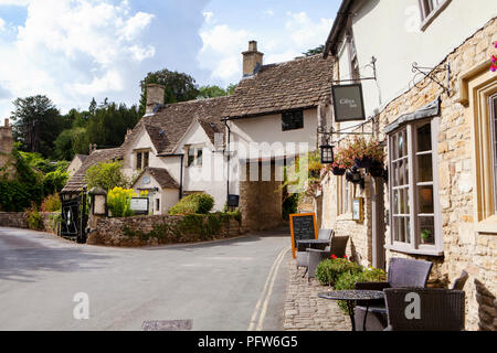 Castle Combe, Großbritannien - 9 August 2018: Castle Combe ist ein typisch englischen Dorf oft als "schönste Dorf in England benannt." Stockfoto