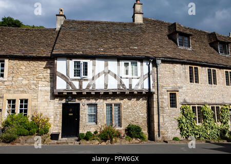 Castle Combe, Großbritannien - 9 August 2018: Castle Combe ist ein typisch englischen Dorf oft als "schönste Dorf in England benannt." Stockfoto