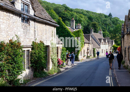 Castle Combe, Großbritannien - 9 August 2018: Castle Combe ist ein typisch englischen Dorf oft als "schönste Dorf in England benannt." Stockfoto