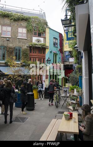 Überfüllte Straße an der Neil Yard, Covent Garden, Westminster, London, England, 29. Oktober 2017. () Stockfoto