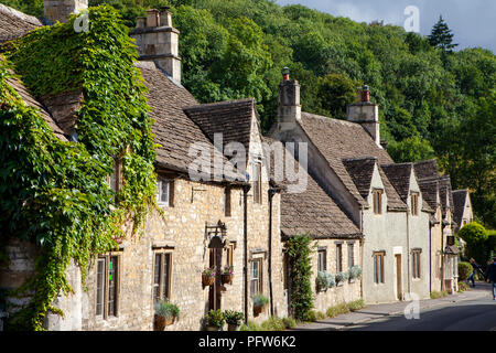 Castle Combe, Großbritannien - 9 August 2018: Castle Combe ist ein typisch englischen Dorf oft als "schönste Dorf in England benannt." Stockfoto