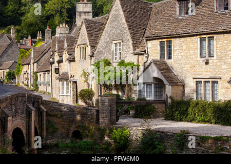 Castle Combe, Großbritannien - 9 August 2018: Castle Combe ist ein typisch englischen Dorf oft als "schönste Dorf in England benannt." Stockfoto