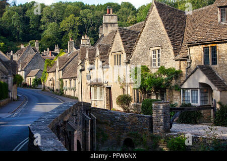 Castle Combe, Großbritannien - 9 August 2018: Castle Combe ist ein typisch englischen Dorf oft als "schönste Dorf in England benannt." Stockfoto