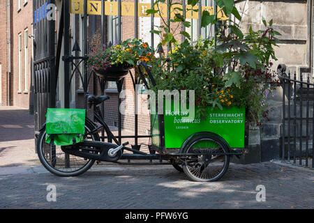 Leiden, Niederlande - 17 Juli 2018: Fahrradanhänger mit Anlagen an den Zutritt des Hortus Botanicus am Rapenburg im Zentrum von Leiden Stockfoto