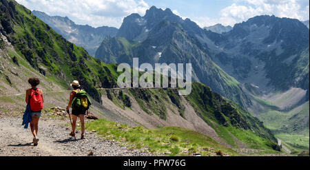 Zwei Frauen Wanderer auf den Spuren der Pic du Midi de Bigorre in den Pyrenäen Stockfoto