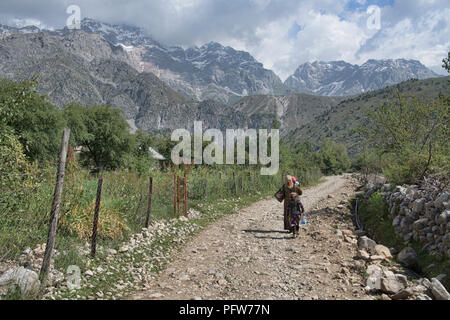 Hohe Alpengipfel hinter dem Nussbaum Dorf Arslanbob, Kirgisistan Stockfoto