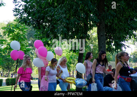 Kiew - Ukraine, 11.08.2018: Mädchen tragen am weißen Kleidern Spaß am Polterabend Stockfoto