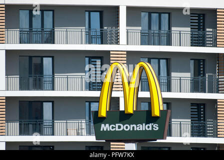 McDonald's Restaurant und Mehrfamilienhäuser Wohn in Danzig, Polen. 12.August 2018 © wojciech Strozyk/Alamy Stock Foto Stockfoto