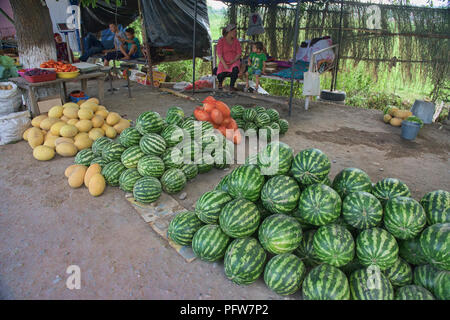 Wassermelonen für Verkauf am Straßenrand, Osh, Kirgisistan Stockfoto