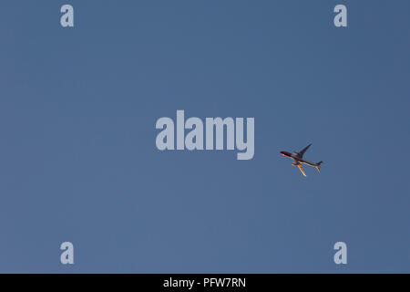 Eine norwegische Jet Airliner fliegen Overhead am blauen Himmel auf dem Flug-Pfad in London Heathrow Airport, am 10. August 2018 in London, England. Stockfoto