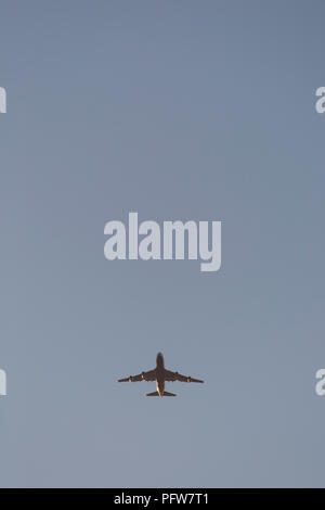 Ein Jet Airliner fliegen Overhead am blauen Himmel auf dem Flug-Pfad in London Heathrow Airport, am 10. August 2018 in London, England. Stockfoto