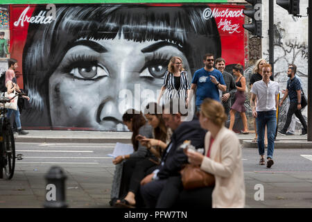 Londoners Spaziergang, vorbei an einem neuen Wandbild in Shoreditch (nach Künstler Jules Muck) der Seele Königin Aretha Franklin, die ein paar Tage zuvor gestorben, am 20. August 2018 in London, England. Stockfoto