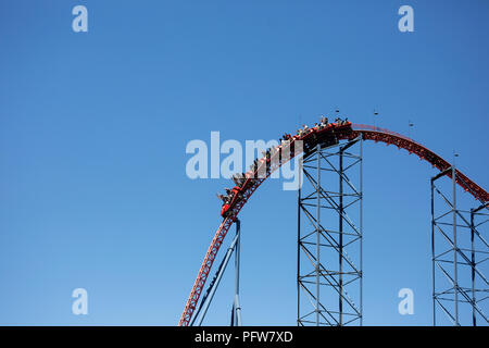 Achterbahn Autos steigen die größten Hügel auf Superman: Fahrt von Stahl im Six Flags America in Upper Marlboro, Maryland. Stockfoto