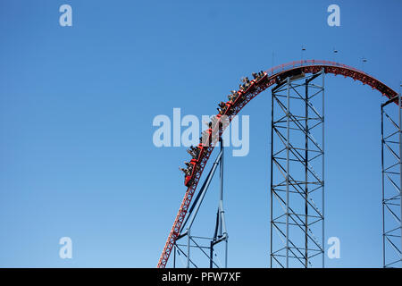 Achterbahn Autos steigen die größten Hügel auf Superman: Fahrt von Stahl im Six Flags America in Upper Marlboro, Maryland. Stockfoto