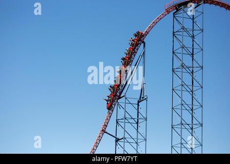 Achterbahn Autos steigen die größten Hügel auf Superman: Fahrt von Stahl im Six Flags America in Upper Marlboro, Maryland. Stockfoto