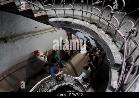 Die Teilnehmer der ROOTKA-Reiseagentur, die sich auf jüdische Kulturreisen in Osteuropa spezialisiert hat, besuchen ein ehemaliges jüdisches Gebäude in der Stadt Chortkiv, das einst die Heimat einer großen jüdischen Gemeinde war und brutal, Von den Deutschen während des Zweiten Weltkriegs im Gebiet Ternopil (Provinz) in der Westukraine. Stockfoto