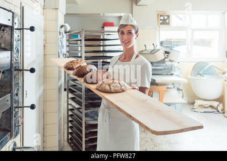 Baker Frau präsentieren Brot in der Bäckerei Stockfoto