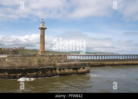 West Pier Leuchtturm an der Hafeneinfahrt am Whitby an der Küste von North Yorkshire, England. Stockfoto