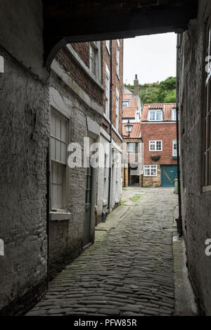 Schmale Seitenstraße in der Altstadt von Whitby, North Yorkshire, England. Stockfoto