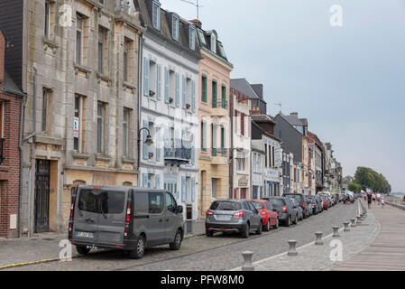 Die Promenade entlang der Bucht von St Valery-sur-Somme in der Picardie, Frankreich Stockfoto