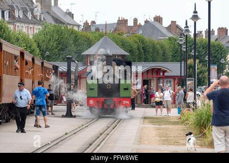 Touristen sehen Sie sich die Dampflokomotive in den Badeort Saint Valery-sur-Somme Stockfoto