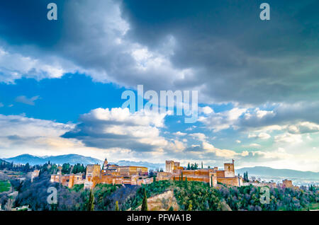 Stadtbild in Granada, Südspanien, mit der Alhambra Palast im Hintergrund, farbige Abbildung Stockfoto