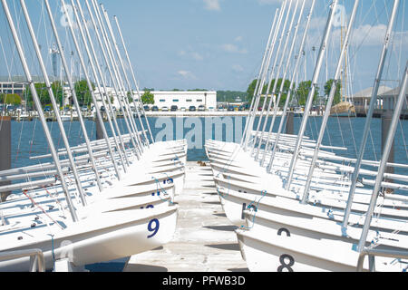 Segelboot Trainer sitzen bereit für zukünftige Marineoffiziere in Annapolis, Maryland Stockfoto