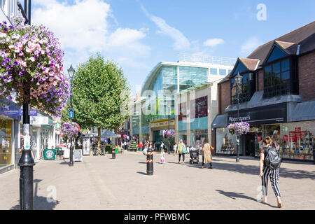 High Street, eine Fußgängerzone Staines-upon-Thames, Surrey, England, Vereinigtes Königreich Stockfoto