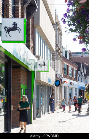 Reihe von High Street Banken (Lloyds, Barclays, Nat West & HSBC), High Street, Staines-upon-Thames, Surrey, England, Vereinigtes Königreich Stockfoto