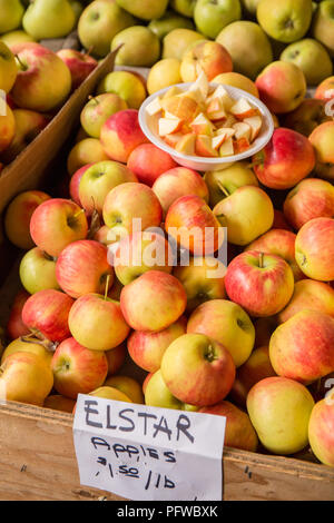 Hood River, Oregon, USA. Elstar Äpfeln für Probenahme und Kauf an einem Obststand. Stockfoto