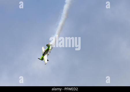 Nowosibirsk, Russland - August 5, 2018: Lange Betrachtungswinkel von Yak-54 in den Himmel führt das Programm auf der Air Show Stockfoto