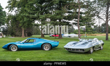 PLYMOUTH, MI/USA - Juli 29, 2018: 1968 Chevrolet Astro II und 1959 Corvette Stingray von Elvis Presley in dem Film "Clambake" Concours angetrieben. Stockfoto