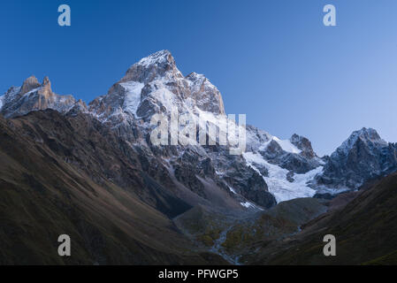 Berg bei Sonnenaufgang. Berg Ushba, Swaneti, Georgien, Kaukasus. Schönheit in der Natur Stockfoto