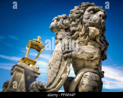 DE - Bayern: Königlich Bayerischer Löwe & Wappen am Schloss Nymphenburg, München Stockfoto