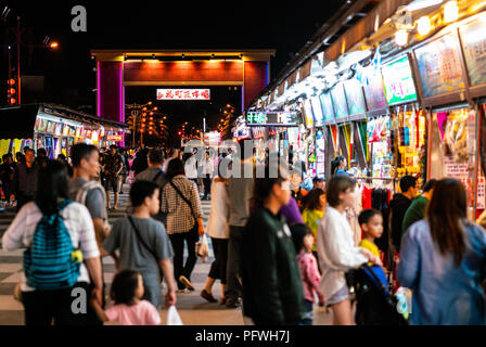 28. Februar 2018, Hualien Taiwan: Hualien Dongdamen touristische Night Market Street View voller Menschen Stockfoto